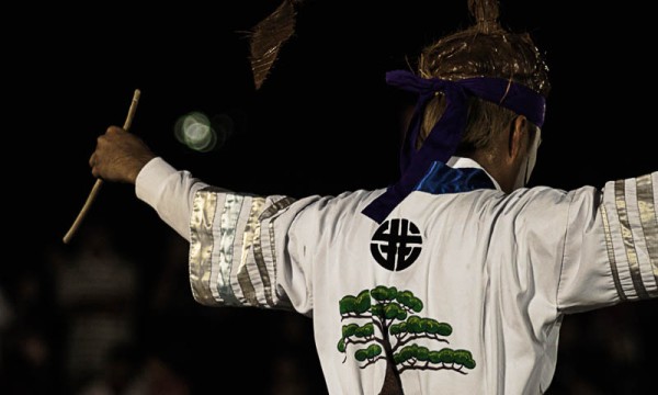 Sanaja with a picture of Ganeko pine tree on his back spreads his arms wide